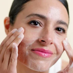 Confidence in a Cleanser Hydrating Facial Cleanser Serum